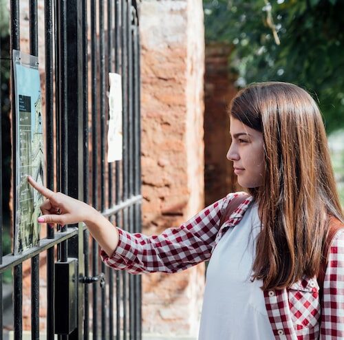 Jak zamontować siłowniki do bramy dwuskrzydłowej otwieranej na zewnątrz?