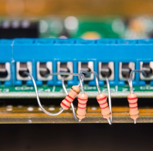 Jak podłączyć kondensator?