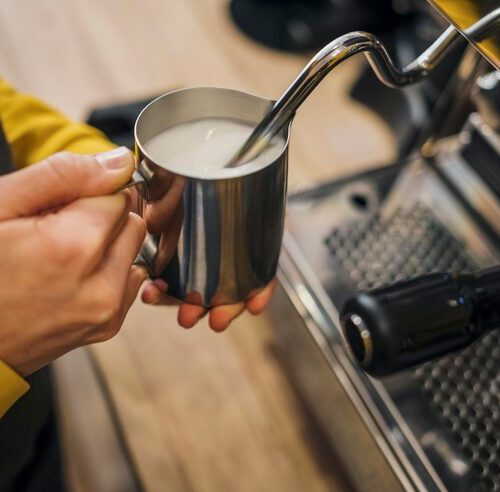 Jak spienić mleko w ekspresie DeLonghi Magnifica