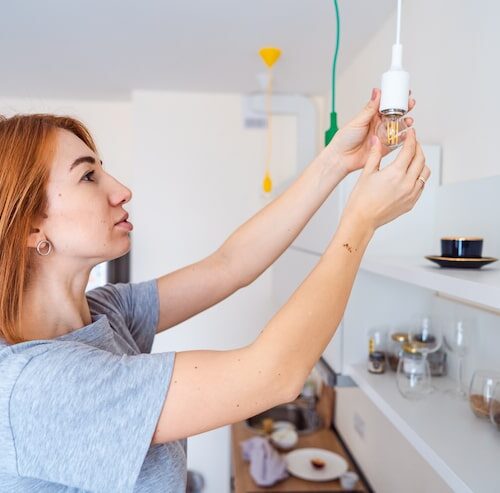 Jak podłączyć lampę na 2 włączniki