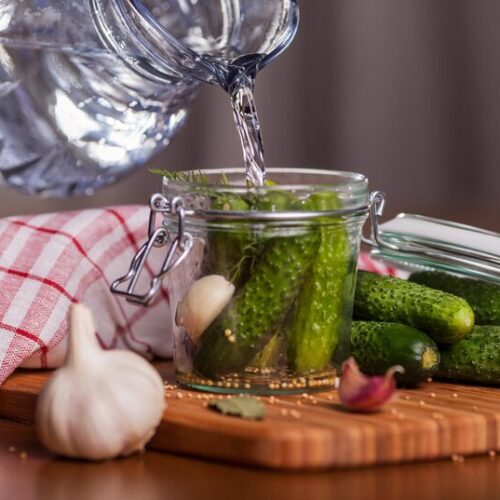 Ogórki kiszone – jaka woda zalać