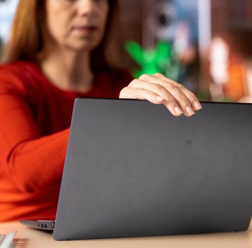 Jak awaryjnie włączyć laptopa HP?