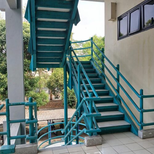 Trwałe schody metalowe zewnętrzne jako bezpieczne wejście na piętro domu