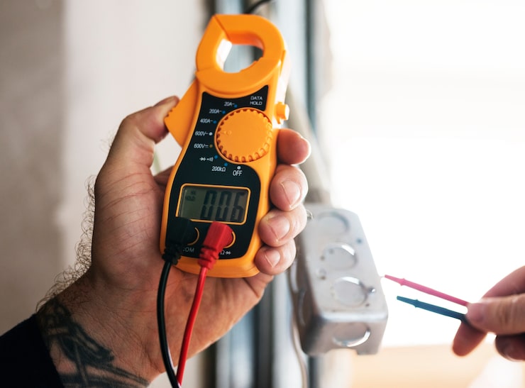 Jak używać miernika – Podstawy pomiarów elektrycznych