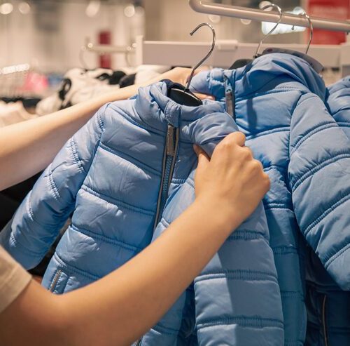 Jak prać kurtki? Zasady prania różnych typów kurtek, w tym puchowych